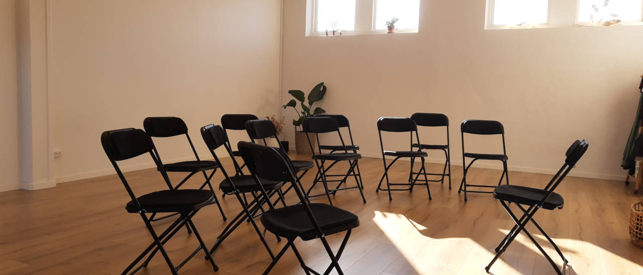 Mindfulness kræver ingen særlig stilling - for det meste sidder vi på en stol